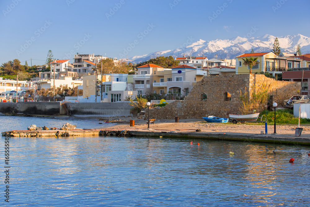 希腊克里特岛上加藤加拉塔斯镇与撒马利亚山脉的海岸线