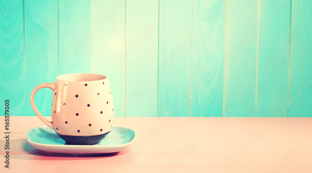 亮粉色和蓝色背景的咖啡杯