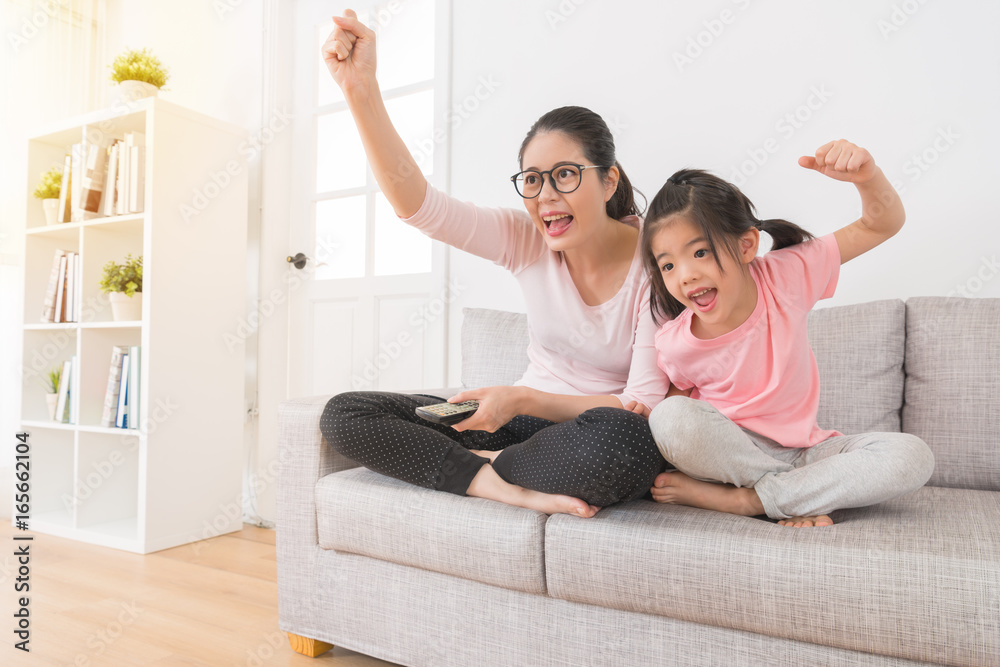带着孩子的女人看电视体育频道