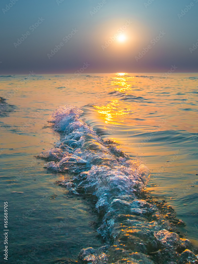 日出。美丽的日出黑海。金色的日出。海洋日出。海洋日落背景。