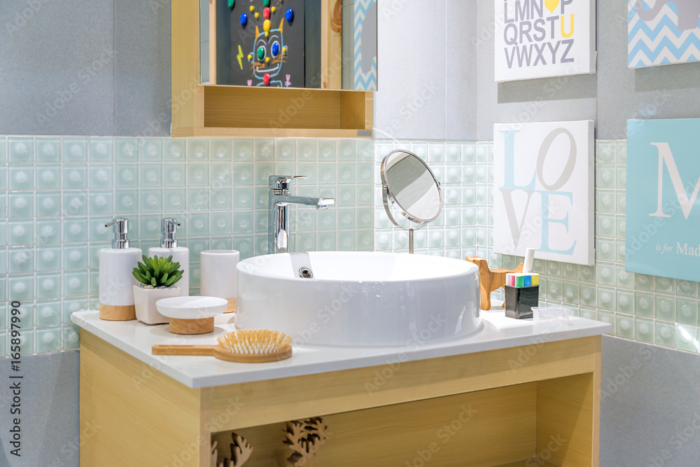 浴室内部配有洗手盆水龙头和镜子。浴室的现代设计。