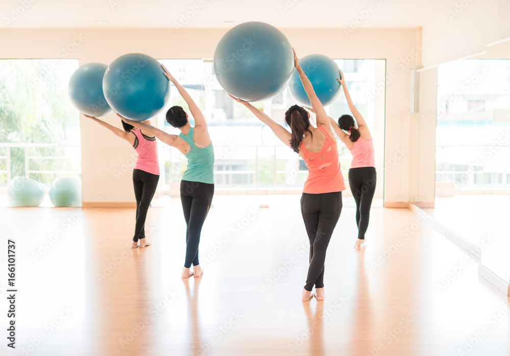 健身-亚洲年轻女性在健身房进行体育训练或用体操球锻炼蓝色stabil