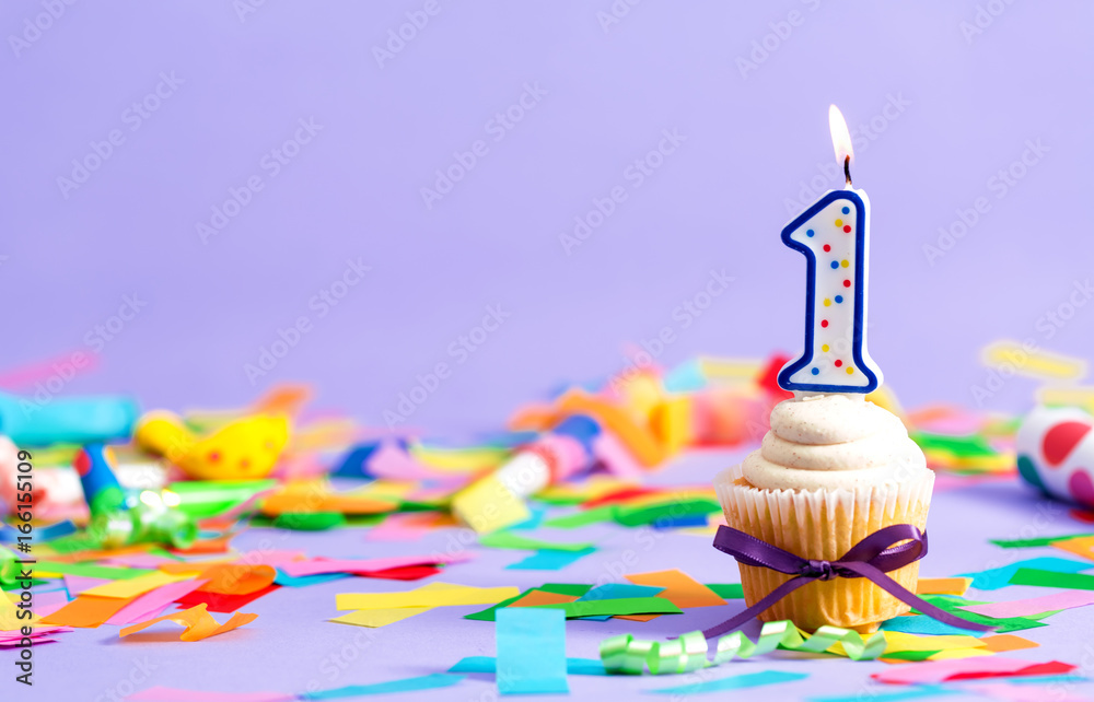 以纸杯蛋糕蜡烛和派对配饰为主题的一岁生日庆祝活动