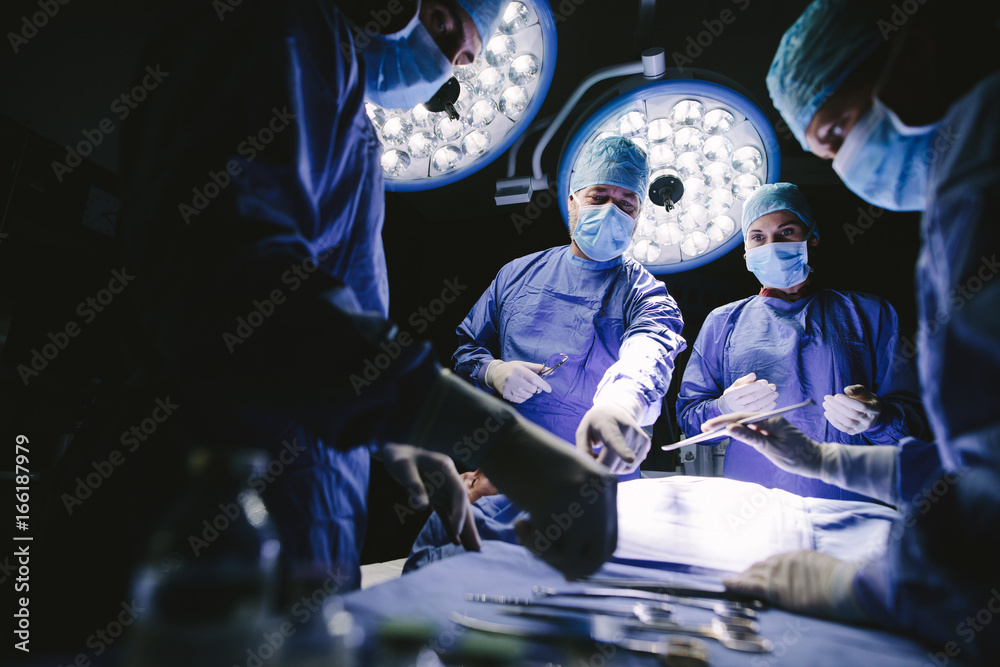 手术室外科医生团队