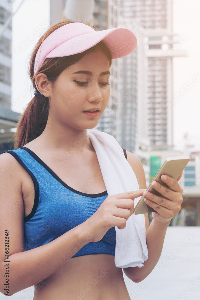 运动型女性跑步者使用智能手机