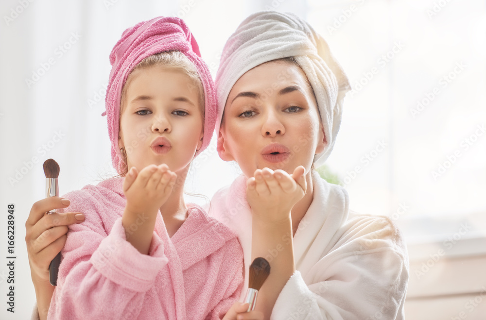 妈妈和孩子都穿着浴袍