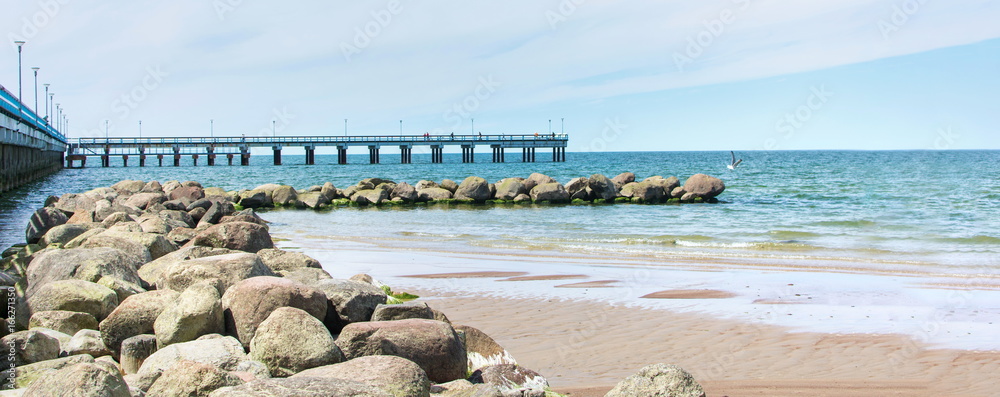 立陶宛帕兰加海滩的岩石和码头