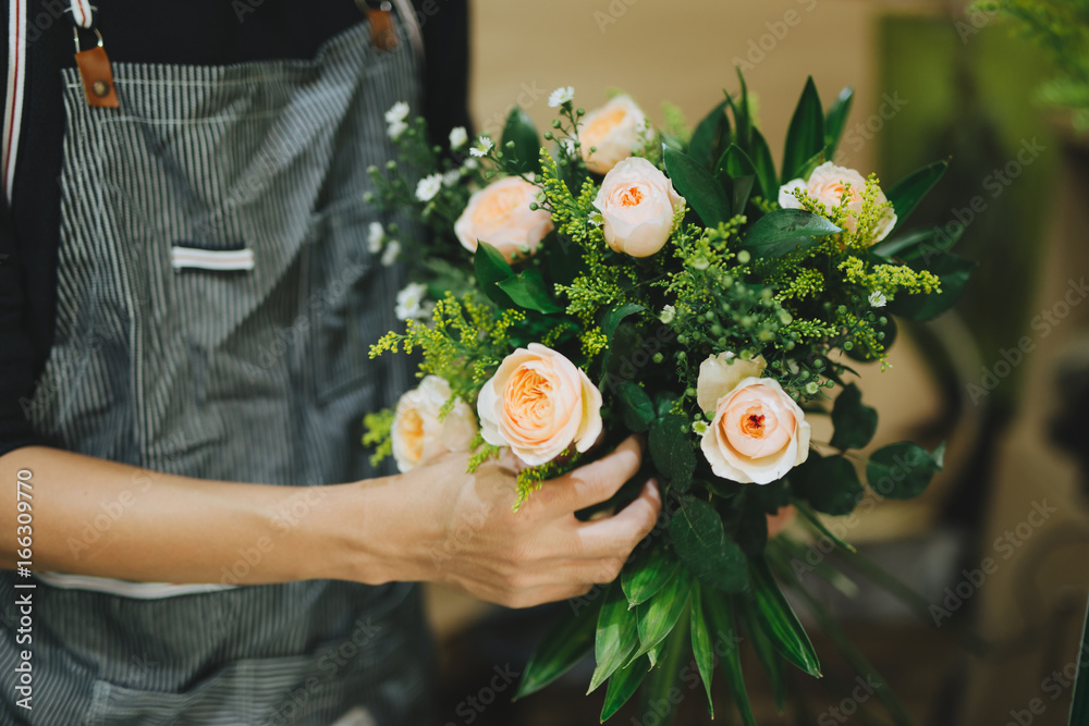 男花匠在花店制作美丽的花束