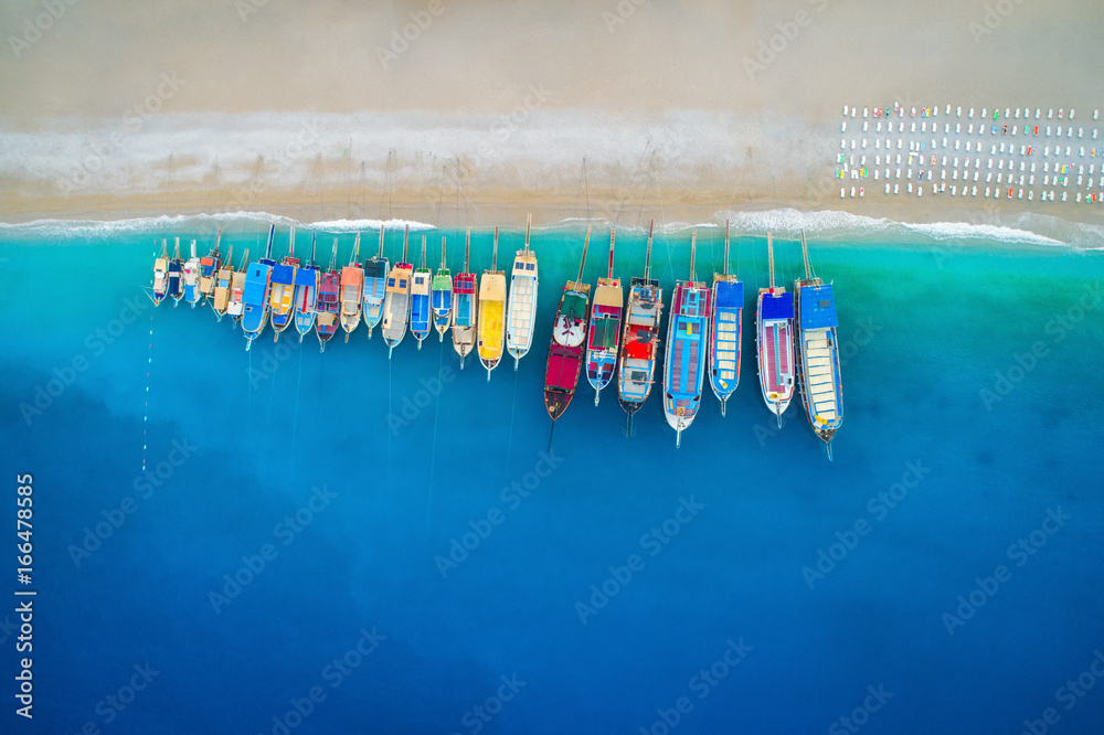 土耳其奥卢代尼兹地中海彩色船只鸟瞰图。美丽的夏季海景wi
