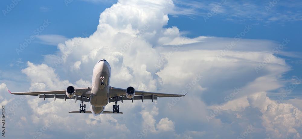 飞机。风景如画，有一架白色大客机在s的蓝天上飞越云层