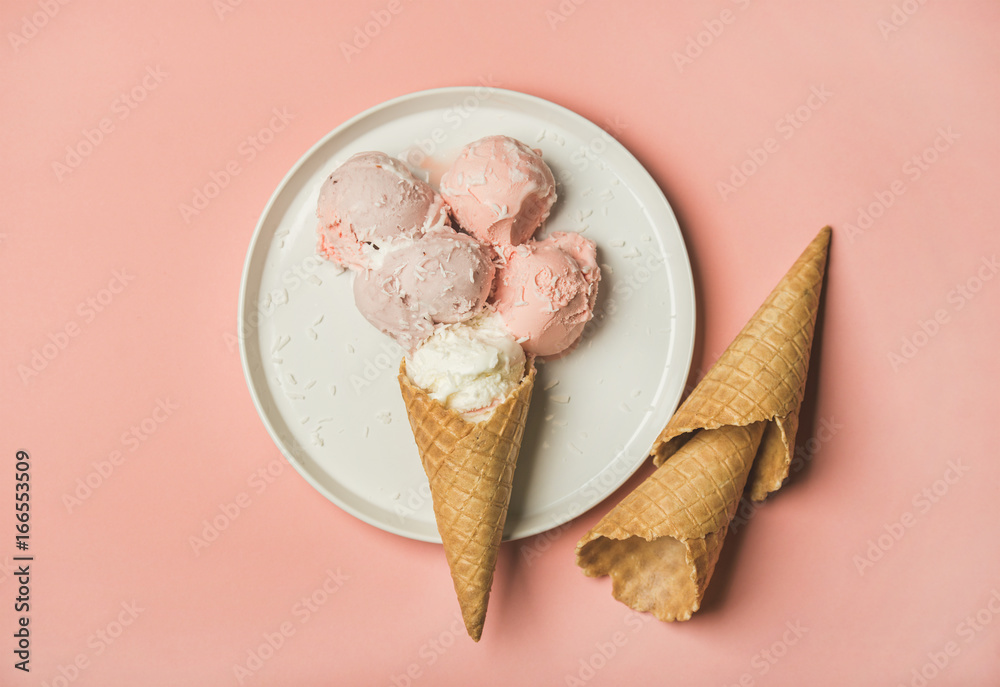 淡粉色草莓和椰子冰淇淋勺和甜甜筒放在白色盘子上，放在p上