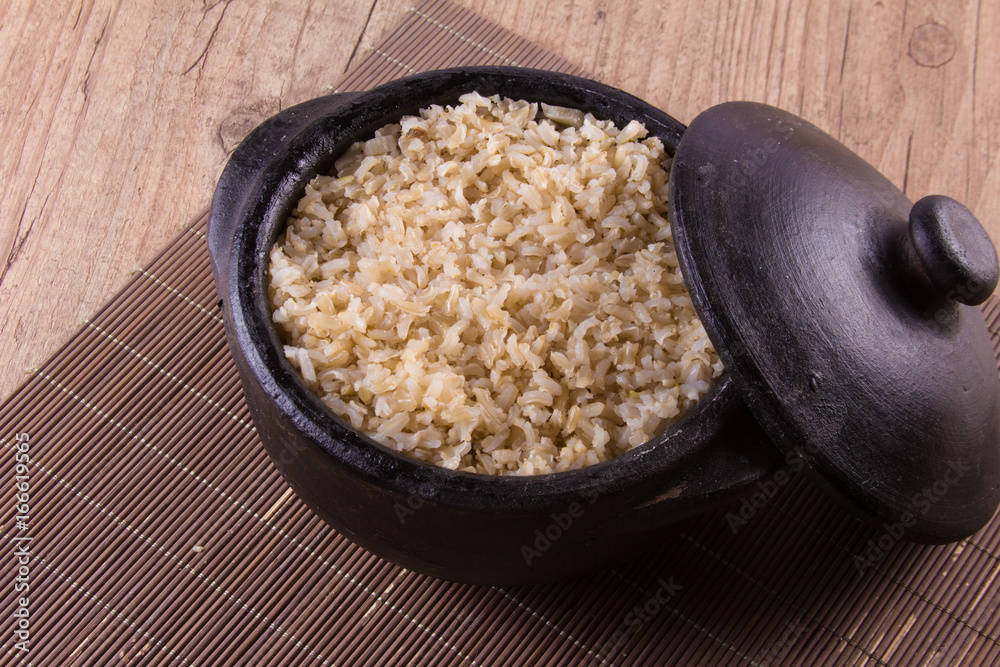 全麦糙米煮熟。整体式