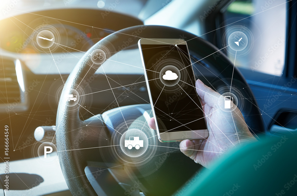 男司机在手机上使用智能自动驾驶汽车控制系统。未来驾驶技术