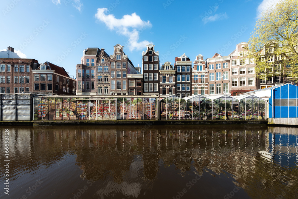 阿姆斯特丹街头传统的古代荷兰彩色建筑和A单一运河上的花卉市场