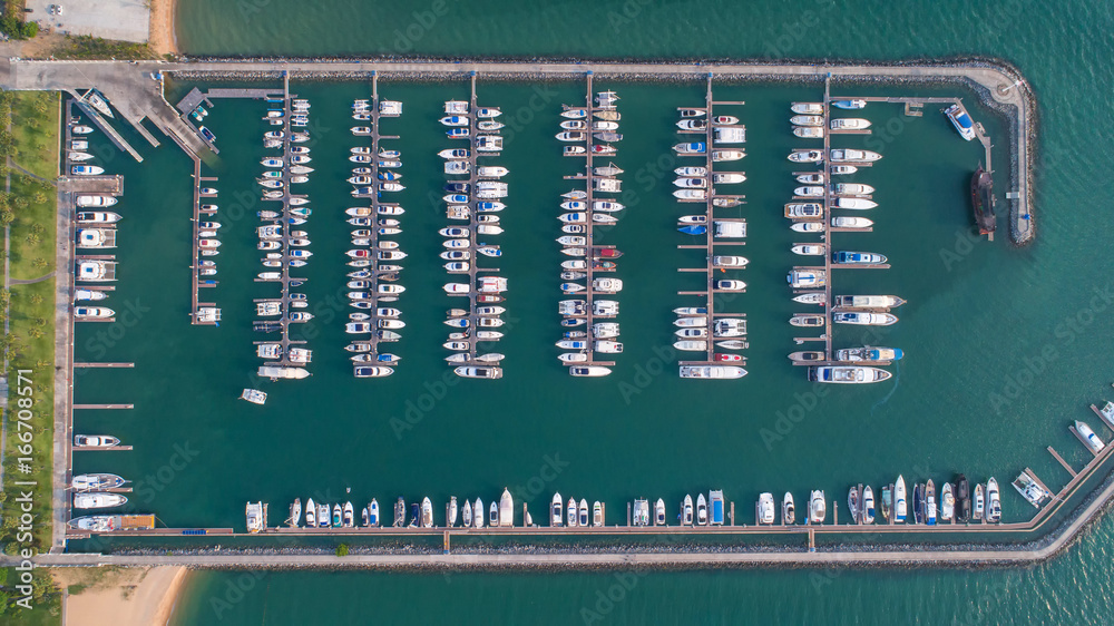 Pier speedboat. A marina lot. This is usually the most popular tourist attractions on the beach.Yach