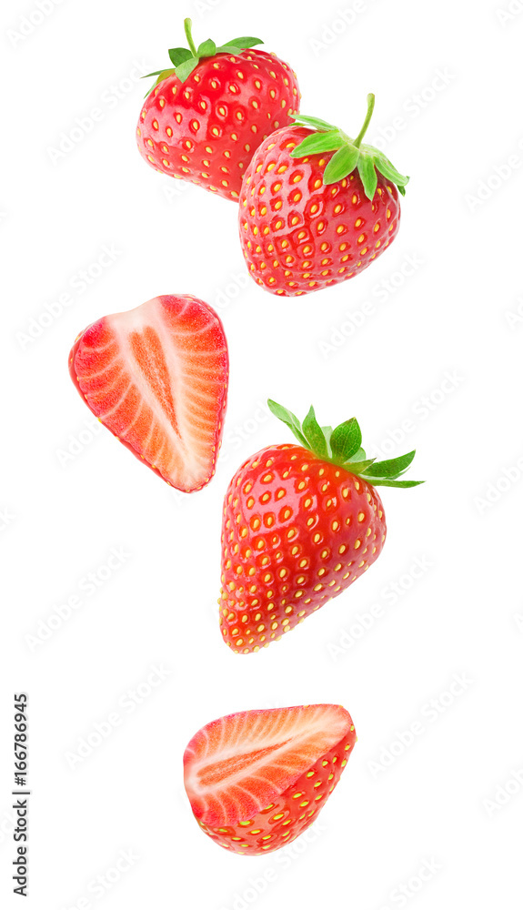 孤立的草莓。掉落的草莓果实在白色背景下完整地切成两半