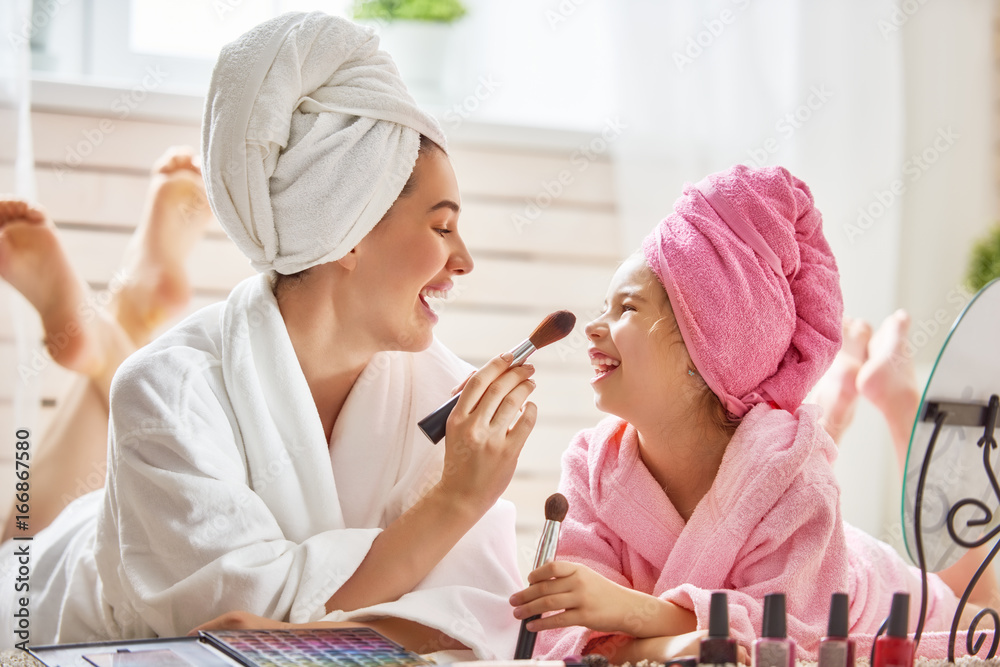 母亲和女儿正在化妆