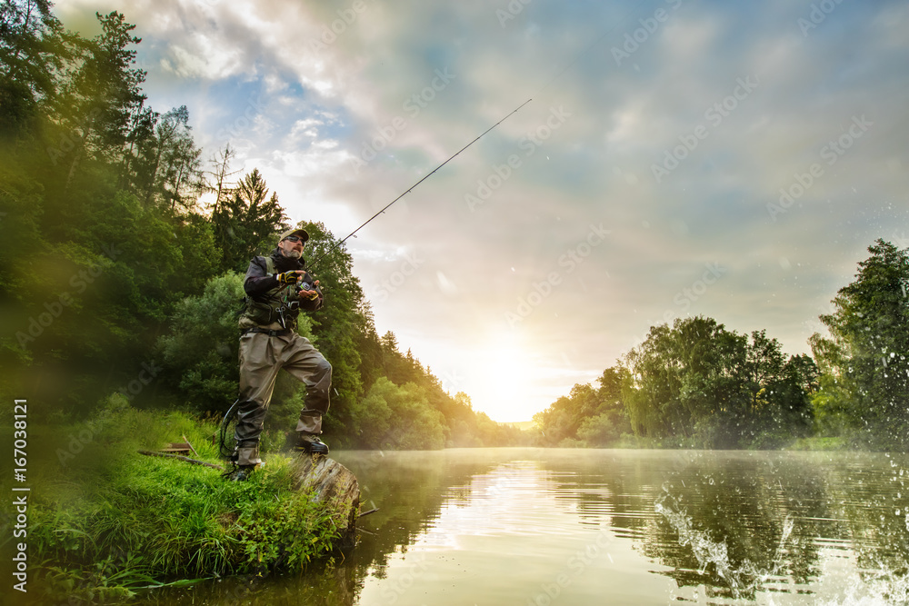 运动型渔夫捕鱼。户外河里钓鱼