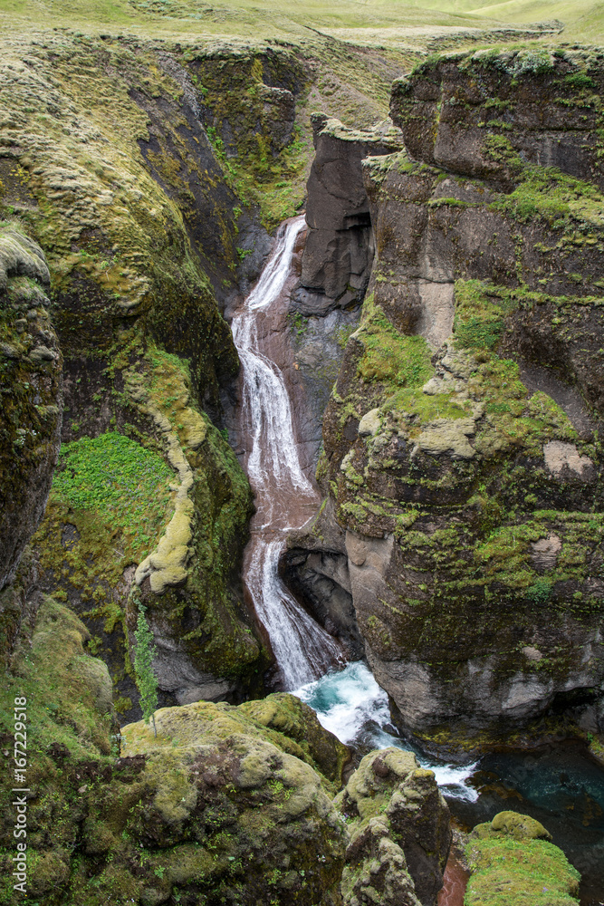 冰岛的Fjadrargljufur大峡谷