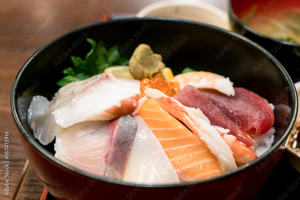 北海道函馆早市碗里的米饭上有生鱼片的日本食物，称为生鱼片