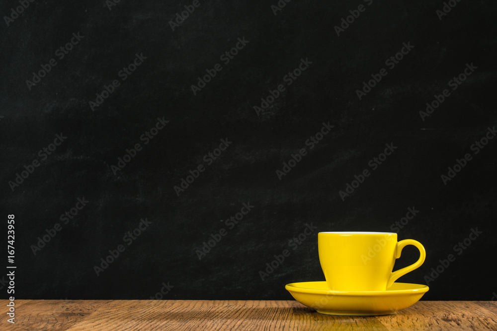装满热意式浓缩咖啡的黄色咖啡杯盘