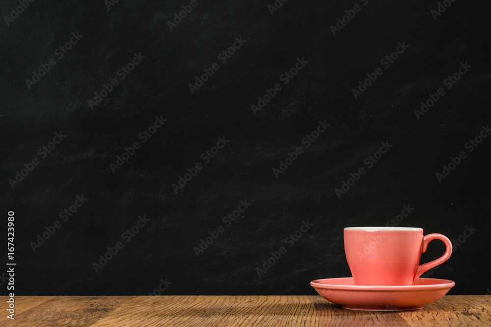 粉红色的咖啡杯盘子平静地放在地上