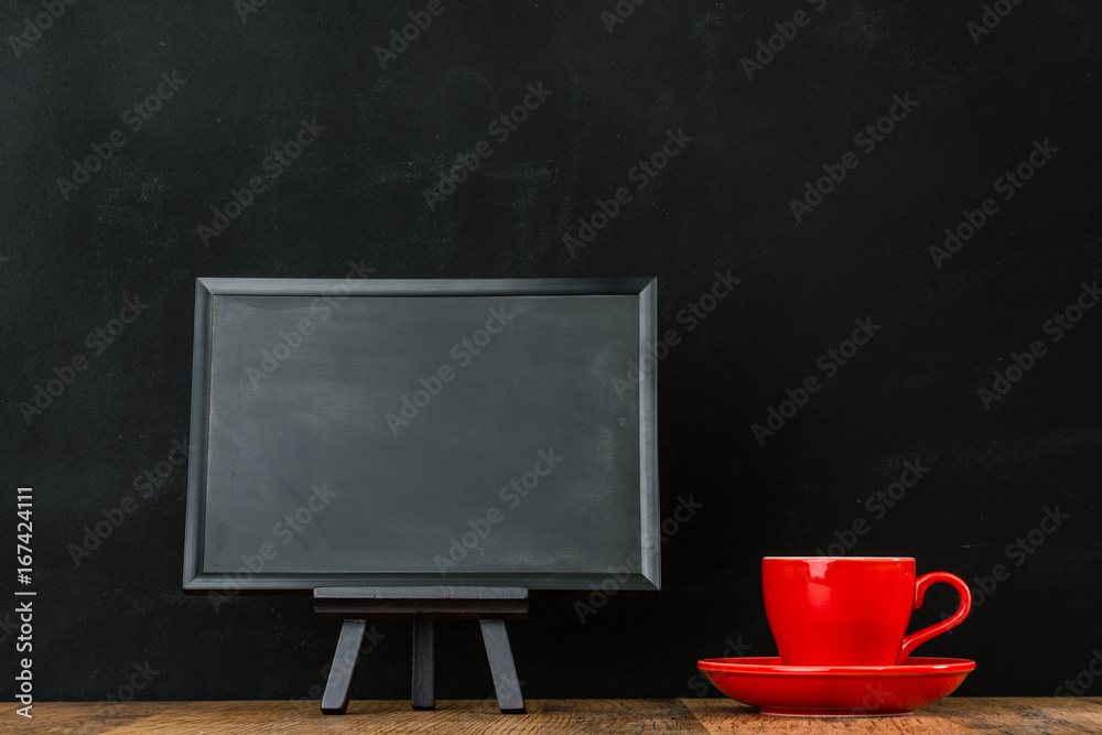 展示带红色咖啡杯的小黑板