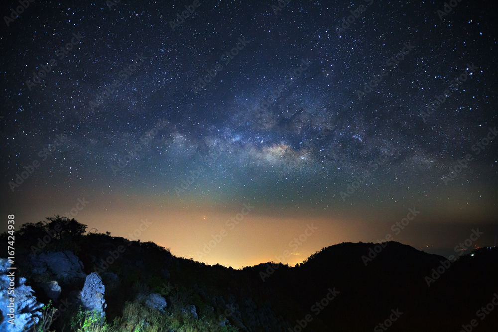 Doi Luang Chiang Dao的银河系。长曝光照片。带颗粒