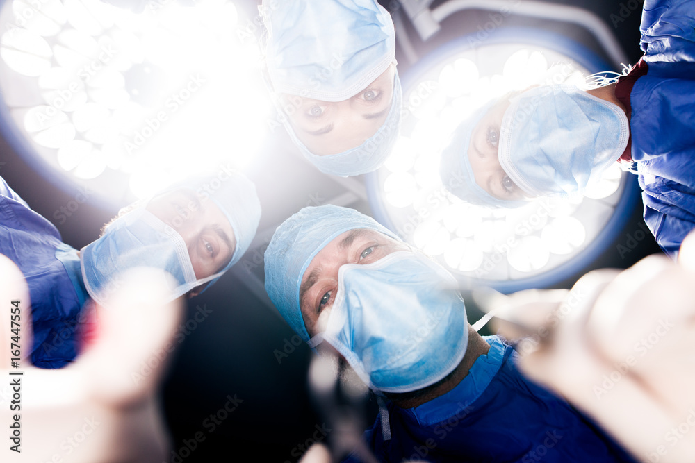 手术灯下手术的外科医生团队