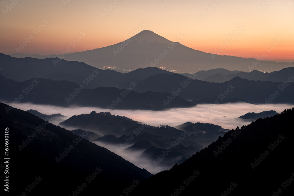 日出时的富士山，薄雾笼罩