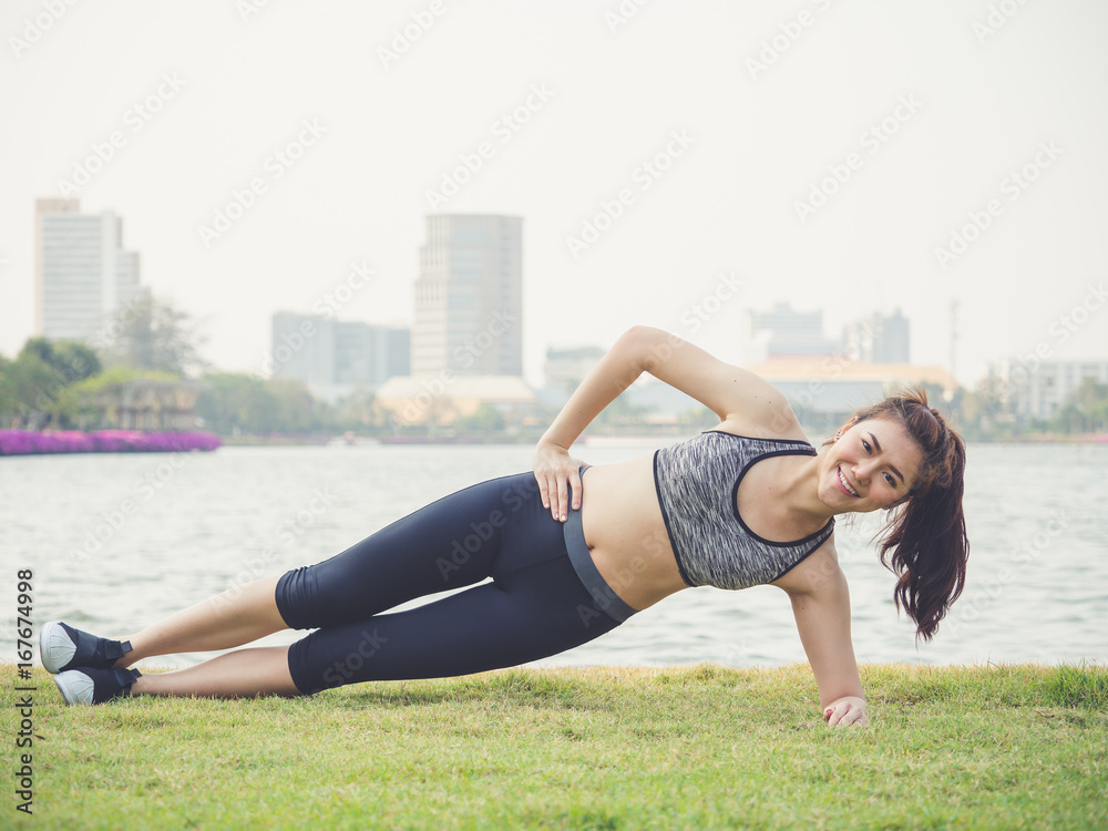 女性健身户外概念，年轻女性伸展运动锻炼，瑜伽，在公园跑步