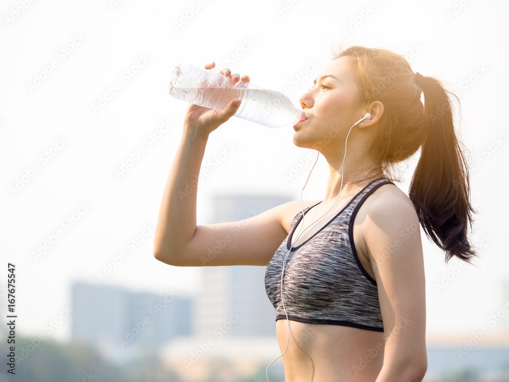 女性健身户外概念，年轻的亚洲美女在锻炼时喝水，跑步，j