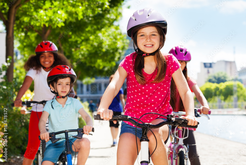 微笑的女孩喜欢和朋友一起骑自行车