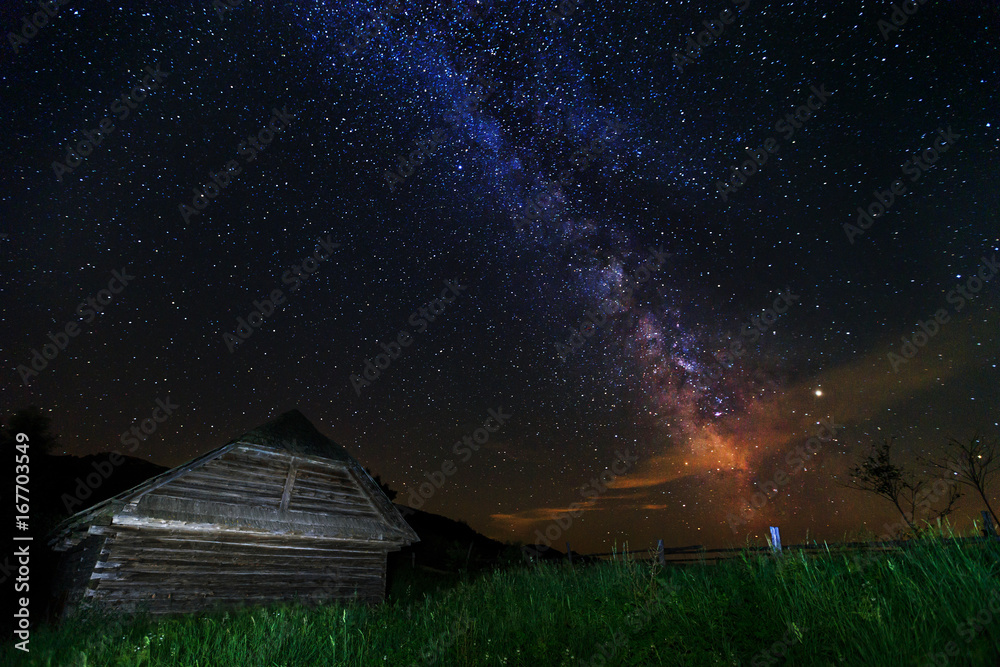银河系和古老的木屋，罗马尼亚特兰西瓦尼亚，欧洲
