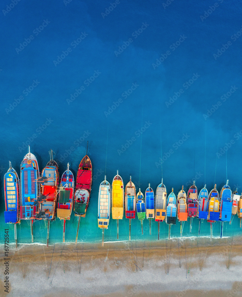 船只。土耳其奥卢代尼兹地中海彩色船只的鸟瞰图。美丽的夏日海洋