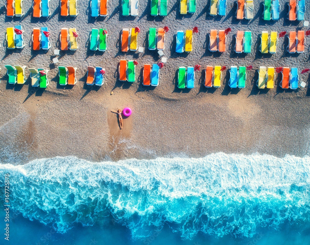 土耳其奥卢代尼兹，一位戴着游泳圈的躺着的女士在海里的鸟瞰图。与女孩的夏日海景，