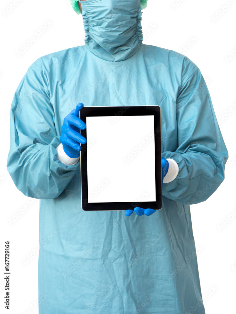 身穿制服的外科医生手持白色背景隔离屏幕的平板电脑，医学概念