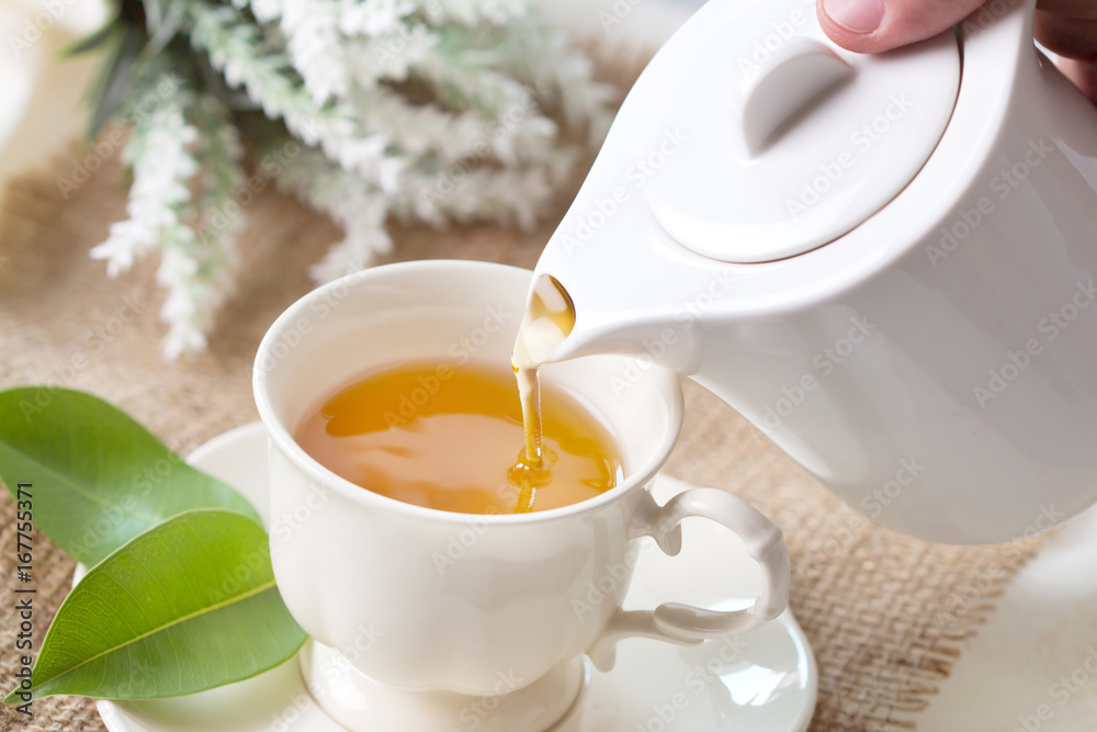 特写用白茶杯倒热红茶，茶道时间概念