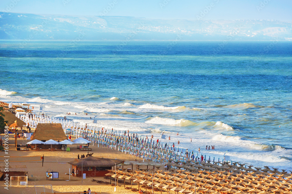 保加利亚金沙度假酒店海滩和海滨全景，白色波浪美丽