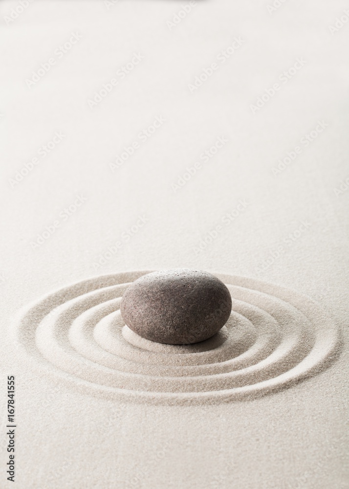 沙子上的石头。
