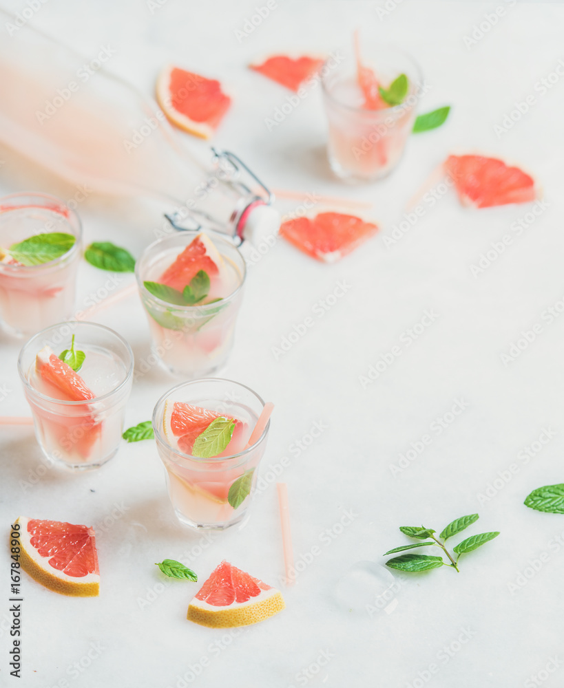 清凉的夏季酒精鸡尾酒，配新鲜葡萄柚、薄荷和冰块。