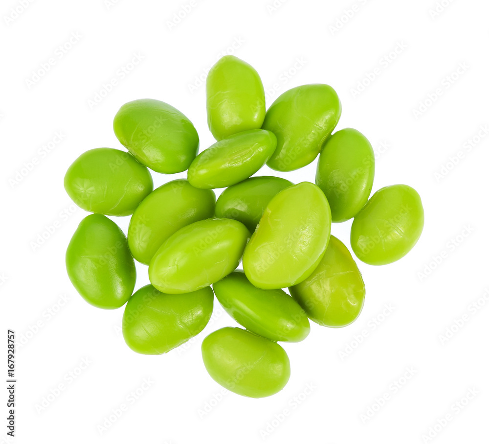 在白色背景下分离的成熟绿色大豆，俯视图。