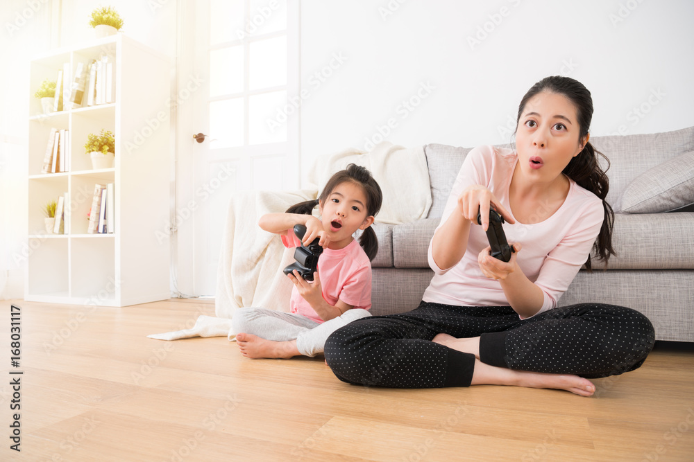 女儿和漂亮的妈妈坐在客厅里