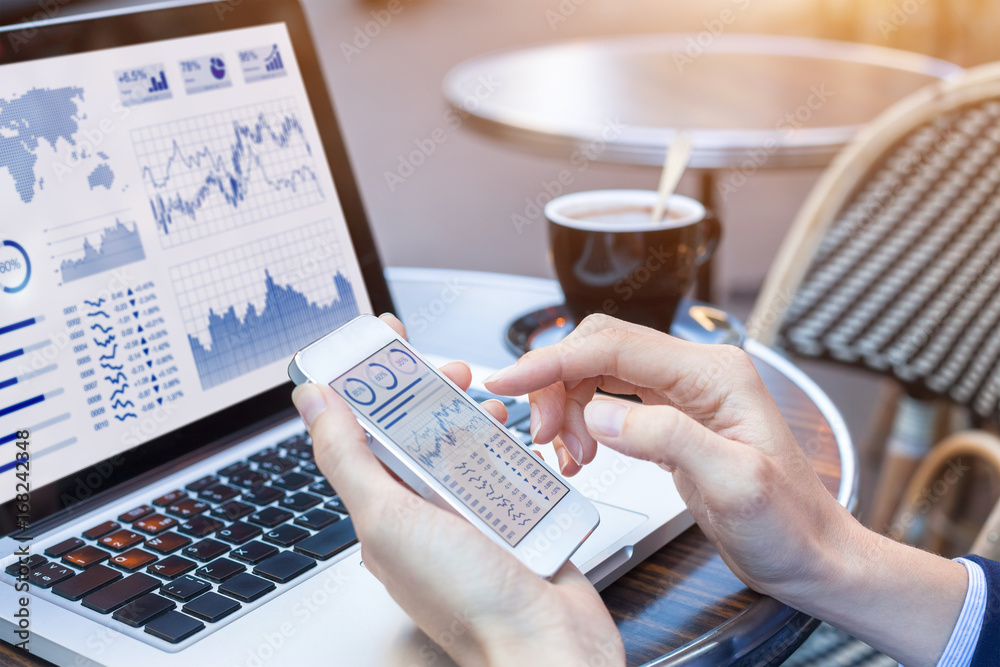 女商人用BI、电脑、智能手机屏幕分析股市KPI