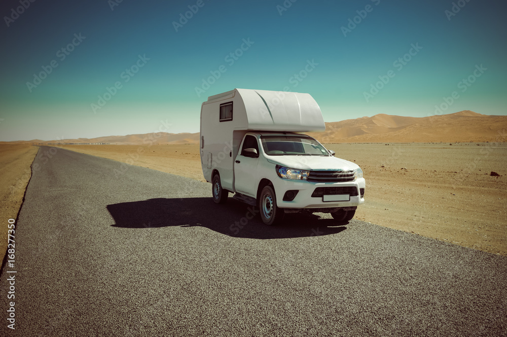沙漠中的房车/与露营车一起旅行，在穿越沙漠的路上，非洲。