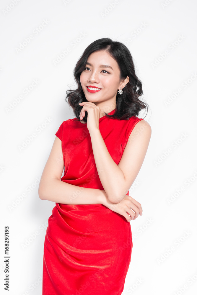 身着时尚红色派对礼服的魅力亚洲女性