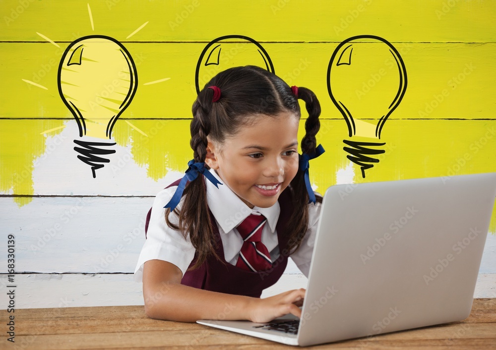 笔记本电脑上的女学生，黄色墙上有灯泡