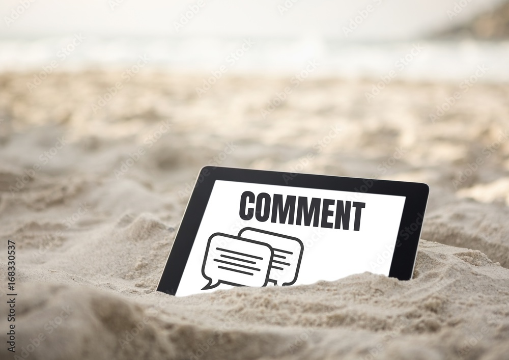 沙滩上的沙滩上平板电脑屏幕上的评论文本和聊天图形