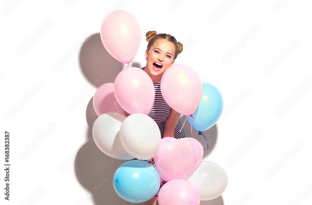 美丽快乐的少女，带着五颜六色的气球，在白色上玩得很开心