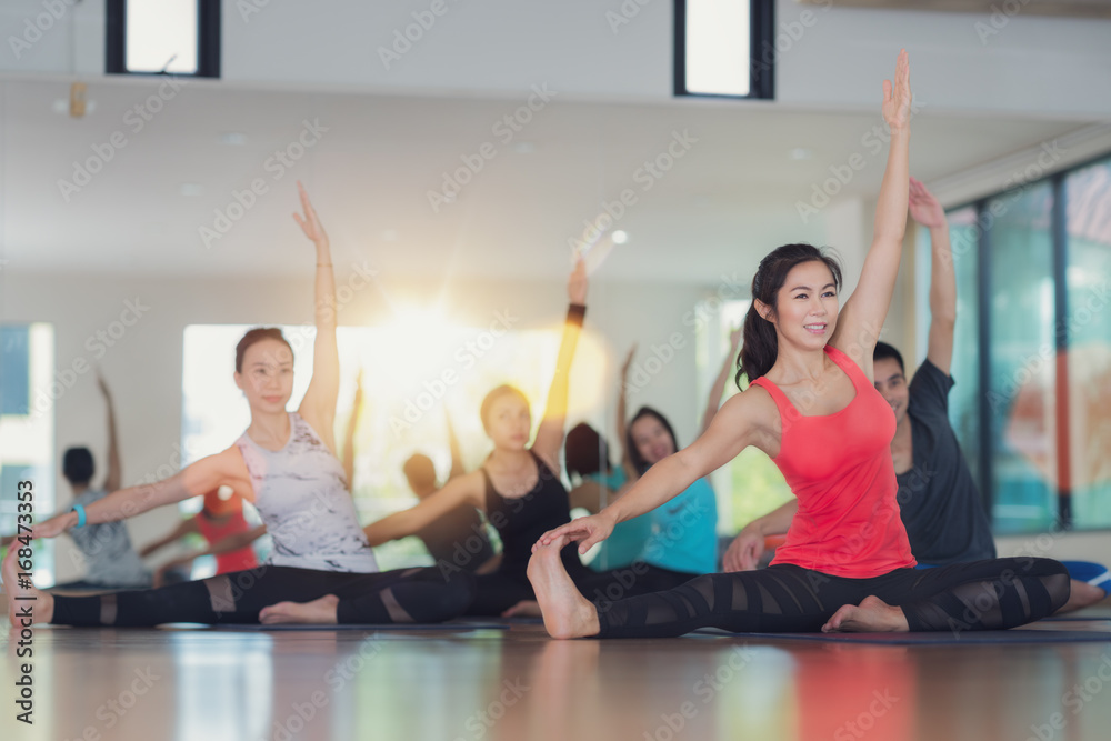 在健身中心进行瑜伽锻炼和上课，在健身房放松身心